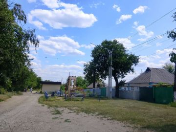 С целью приведения территории в надлежащее санитарное состояние жителями проведены работы по покосу сорных и карантинных на территории детской площадки по ул. Рылеева в ж/м «Октября»