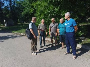 По поручению Главы ДНР Дениса Пушилина, сегодня, 9 июля, спикер-активист, заместитель председателя Общественного совета муниципального образования г.о. Макеевка Павел Шакулин провел встречу с жителями Кировского района на...