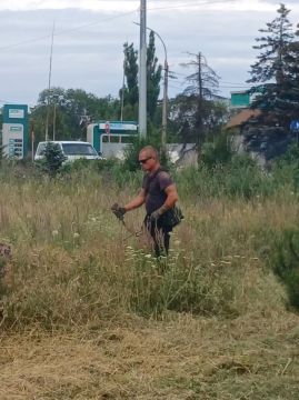 На территории Горняцкого внутригородского района продолжается работа по покосу сорной растительности