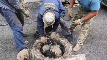 Сегодня, 9 июля, Филиалом «Макеевское ПУВКХ» ГУП ДНР «Вода Донбасса» проведены работы по прочистке канализационного коллектора возле домов №№ 21-22 в квартале Северный