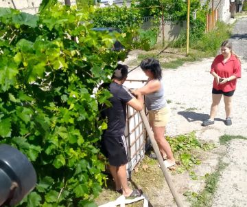 Сегодня, 13 июля, в Кировском внутригородском районе при поддержке региона-шефа Московская область произведен подвоз воды в жилом массиве «Путь Ильича» для жителей улиц Кальмана, Тихая, Алексеева, Матросова