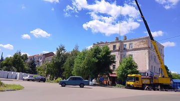 Сегодня, 13 июля, на территории Кировского внутригородского района в рамках мероприятий по восстановлению и ремонту жилого фонда на 2026 год силами подрядной организации продолжаются работы по ремонту кровли жилого дома №...