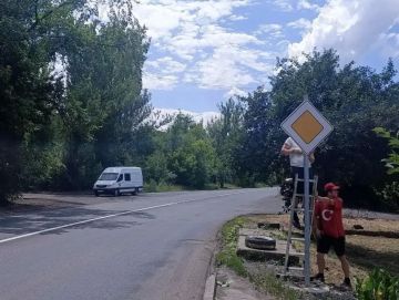 На улицах Макеевки устанавливают новые дорожные знаки