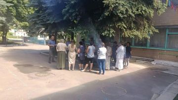Сегодня, 13 июля, руководитель Управы Советского внутригородского района Администрации городского округа Макеевка Сергей Савельев провел встречу с жителями микрорайона Первомайский возле дома № 30