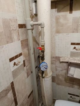 В рамках реагирования на обращения граждан специалистами Единого регионального фонда по управлению многоквартирными домами ДНР (МКД ДНР) проводятся ремонтные работы трубы холодного водоснабжения по адресу: м-н Зеленый, д....