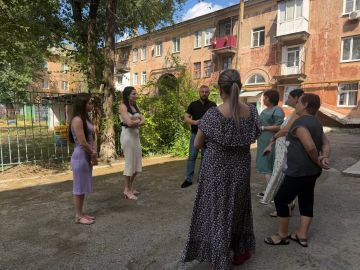 По поручению Главы ДНР Дениса Пушилина, 14 июля, спикер-активист Алексей Боршош провел встречу с жителями Кировского района на подведомственной территории по ул. Чудская, 11