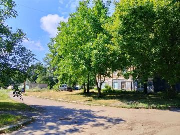 В рамках проведения мероприятий по благоустройству и поддержанию санитарного порядка на придомовых территориях жителями Кировского внутригородского района выполнены работы по покосу травы и уборке видимого мусора возле...