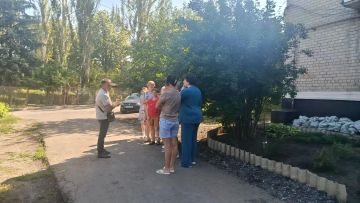 Сегодня, 16 июля, в Советском внутригородском районе депутат Макеевского городского совета первого созыва Андрей Зотеев провел встречу с жителями жилого массива Объединенный возле дома № 6 квартала 49