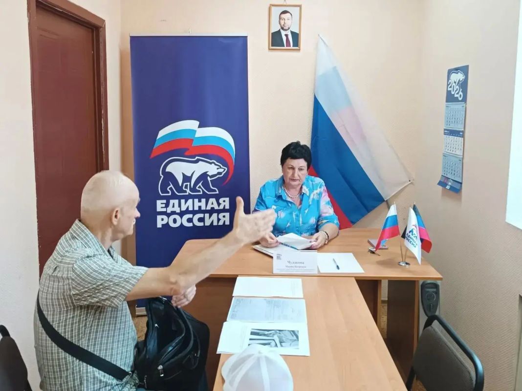 Сегодня, 21 июля руководитель Управы Червоногвардейского внутригородского района Администрации городского округа Макеевка Мария Чулакова провёла приём граждан в общественной приемной Единой России Червоногвардейского района...