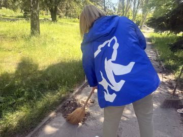 Сегодня, 22 июля, в рамках акции «Маленькие добрые дела», силами сотрудников Управы Кировского внутригородского района Администрации городского округа Макеевка Донецкой Народной Республики, был проведен субботник на...