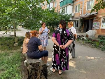 21 июля, депутат Народного Совета Донецкой Народной Республики Наталья Бурцева провела встречу с жителями района на подведомственной территории по адресу: квартал «Химик», 8