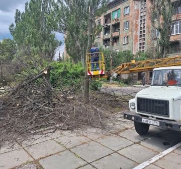 Сегодня, 24 июля, в рамках мероприятий по благоустройству и наведению санитарного порядка в Кировском внутригородском районе Филиалом № 3 «Макеевский металлургический завод» ООО «ЮГМК ДОНЕЦК» выполняются работы по обрезке...