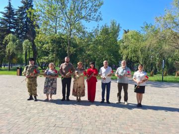 27 июля, в День памяти детей-жертв войны на Донбассе, на территории Югорского парка Кировского внутригородского района состоялось памятное возложение цветов к памятнику погибших Макеевчан, жертв вооруженной агрессии 2014 года