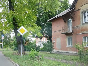 В рамках проведения мероприятий по благоустройству и поддержанию санитарного порядка на придомовых территориях жителями Кировского внутригородского района выполнены работы по покосу травы и уборке видимого мусора по ул....