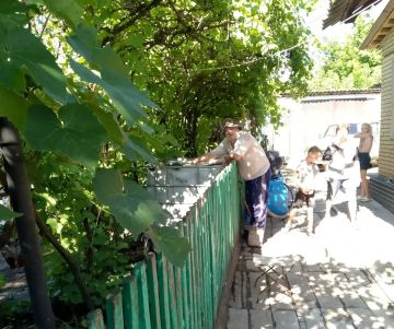 Сегодня, 27 июля, в Кировском внутригородском районе при поддержке региона-шефа Московская область произведен подвоз воды в жилом массиве «Путь Ильича» для жителей улиц Кальмана, Тихая, Алексеева, Матросова