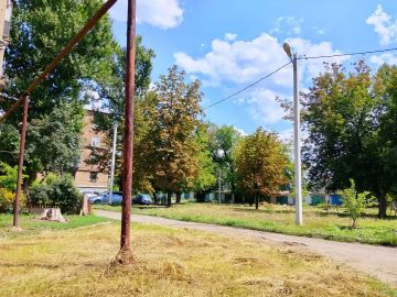 С целью приведения территории в надлежащее санитарное состояние жителями проведены работы по покосу сорных и карантинных на придомовой территории жилого дома № 127 по ул. Циолковского