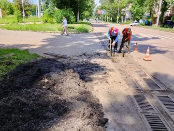 Сегодня, 29 июля, во избежание скопления дождевых вод на проезжей части дороги силами МУП АГМ «Перспектива» проведены работы по очистке колодцев ливневой канализации по ул. Ленина на пересечении с ул. Грибиниченко