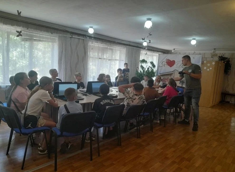 Для воспитанников Центра социализации подростков "Импульс" и ребят из пришкольного лагеря "Смайлики" 28 июля был проведён обучающий мастер-класс по базовым принципам управления беспилотными летательными аппаратами