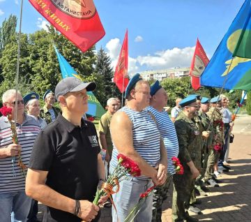 Дмитрий Огилец и Макеевская городская организация «Российский союз ветеранов Афганистана и специальных военных операций» провели торжественное мероприятие, посвященное Дню Воздушно-десантных войск, у памятника погибшим...