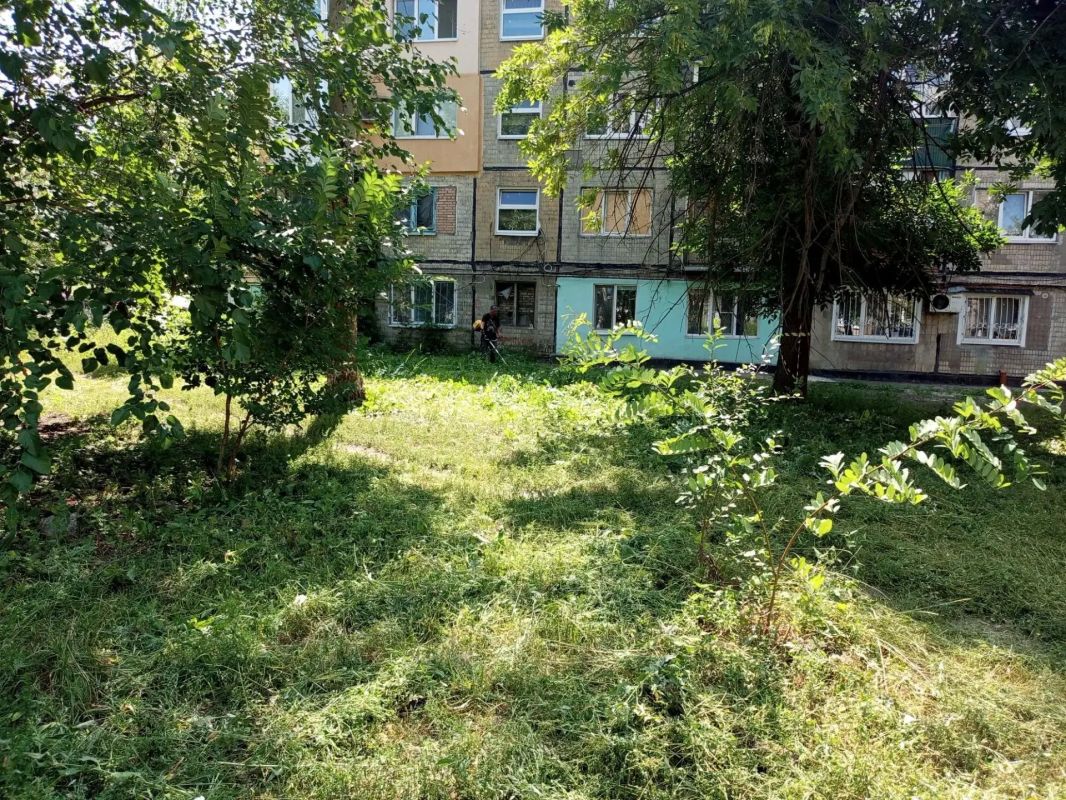 Сегодня, 3 августа в Червоногвардейском районе города Макеевки силами Макеевского филиала ЕРФ МКД ДНР Червоногвардейского района осуществляются работы по покосу карантинных трав возле домов № 13 и № 18 переулка Полтавский