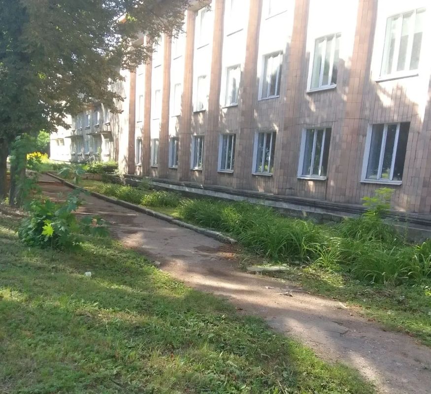 С целью приведения территории в надлежащее санитарное состояние, сотрудниками и учащимися Государственного бюджетного профессионального образовательного учреждения «Макеевский транспортно-технологический колледж» проведены...
