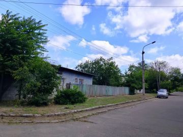 С целью приведения территории в надлежащее санитарное состояние жителями проведены работы по покосу сорных и карантинных трав на прилегающей к своему домовладению территории по ул. Димитрова