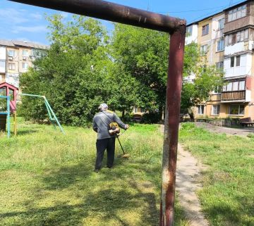 Сегодня, 4 августа, с целью приведения территории в надлежащее санитарное состояние в Кировском внутригородском районе города Макеевки силами Макеевского филиала НКО «ЕДИНЫЙ РЕГИОНАЛЬНЫЙ ФОНД ПО УПРАВЛЕНИЮ МНОГОКВАРТИРНЫМИ...