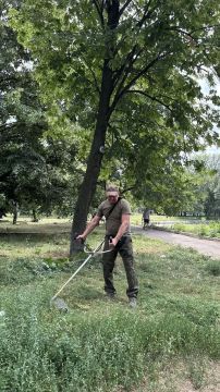 Валерий Скороходов, Павел Минаков и Игорь Матрус провели субботник в общественном месте Центрально-Городского района Макеевки