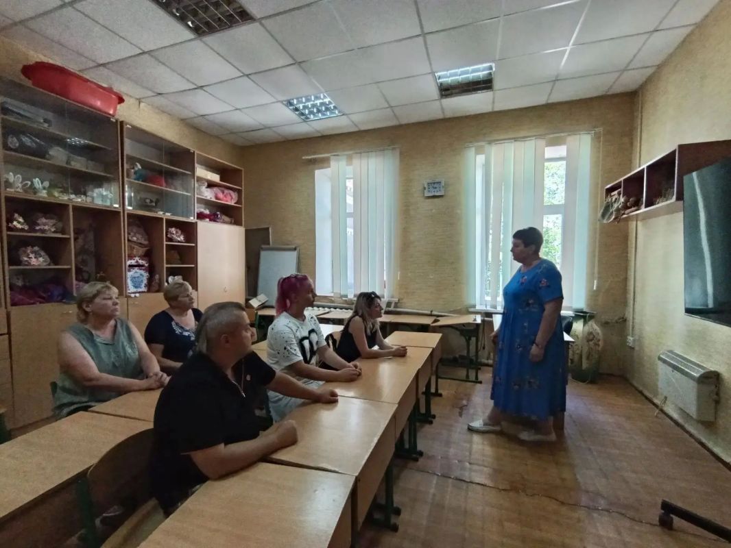 Сегодня, 6 августа в Червоногвардейском районе состоялась встреча руководителя Управы Червоногвардейского внутригородского района Администрации городского округа Макеевка Марии Чулаковой с трудовым коллективом МБУ «Дворец...