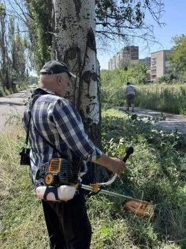 Сегодня, 6 августа, в Червоногвардейском районе прошла акция «Маленькие добрые дела» — её цель проста и очень важна: сделать территорию района уютнее и комфортнее для жителей