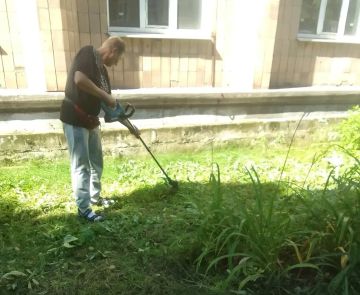 С целью приведения территории в надлежащее санитарное состояние, сотрудниками и учащимися Государственного бюджетного профессионального образовательного учреждения «Макеевский транспортно-технологический колледж» проведены...
