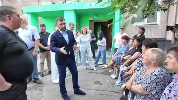 Глава ДНР обсудил с жильцами дома №36 микрорайона Зеленый в Макеевке первоочередные проблемы, которые требуют решения