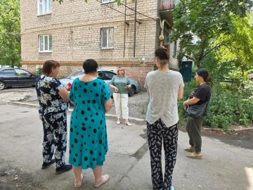 11 августа, в рамках поручения Главы ДНР Дениса Пушилина спикер Центрально-Городского внутригородского района Лариса Лифанова провела встречу по адресу: г. Макеевка, ул. Новая, 8