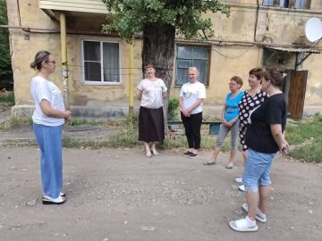 11 августа, спикер Александра Филюра провела встречу с населением на подведомственной территории по адресу: г. Макеевка, ул. Педагогическая, 14/13