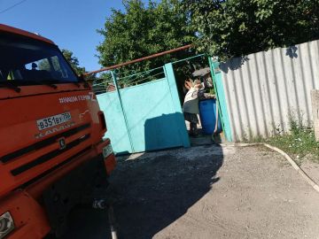 В Кировском внутригородском районе при поддержке региона-шефа Московская область продолжается подвоз воды для жителей домов, в которые в установленный графиком день не поступила вода