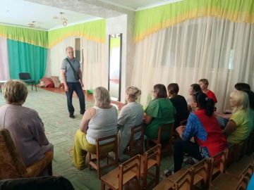 13 августа, депутат Макеевского городского совета Андрей Гречун провел встречу с трудовым коллективом ГБДОУ «Детский сад № 141 общеразвивающего вида городского округа Макеевка» ДНР по адресу: г. Макеевка, ул. Украинская, 2А