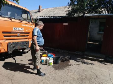 Сегодня, 17 августа, в Кировском внутригородском районе при поддержке региона-шефа Московская область произведен подвоз воды в жилом массиве «Путь Ильича» для жителей улиц Кальмана, Тихая, Алексеева, Матросова