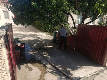 В Кировском внутригородском районе при поддержке региона-шефа Московская область продолжается подвоз воды для жителей домов, в которые в установленный графиком день не поступила вода