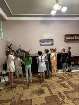 Для воспитанников пришкольного лагеря "Смайлик" прошел мастер - класс по народному вокалу "Как поет душа"
