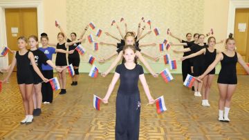 В преддверии Дня Государственного флага Российской Федерации в Муниципальном бюджетном учреждении «Городской дворец культуры им. В. Г. Кирсановой», Дворец культуры «ЯКХЗ» состоялся яркий танцевальный флешмоб «Флаг моего...