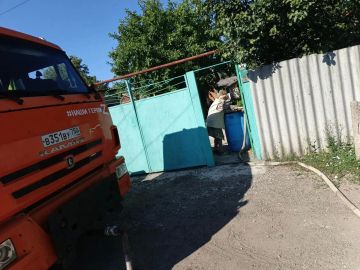 В Кировском внутригородском районе при поддержке региона-шефа Московская область продолжается подвоз воды для жителей домов, в которые в установленный графиком день не поступила вода