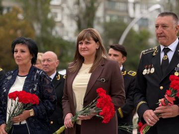 Вместе с коллегами возложили цветы к мемориалу «Подвигу шахтёров Макеевки»