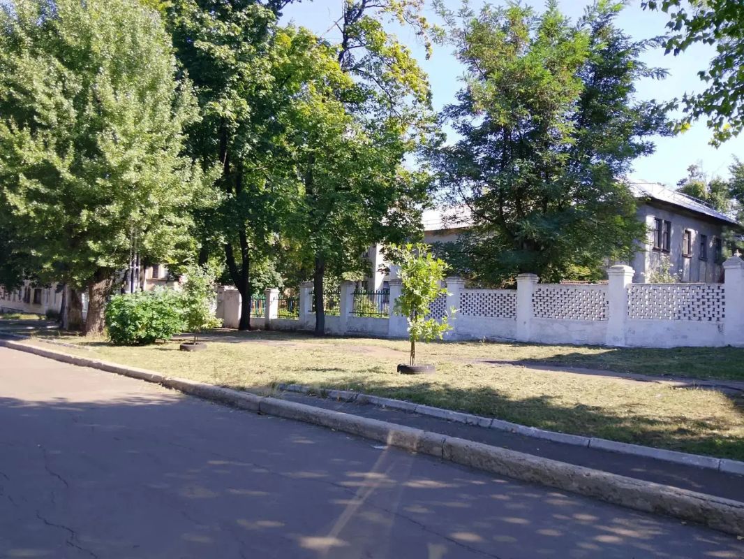 С целью приведения территории в надлежащее санитарное состояние силами ГБДОУ «Детский сад № 168 компенсирующего вида городского округа Макеевка» проведены работы по покосу травы на прилегающей к учреждению территории по пер