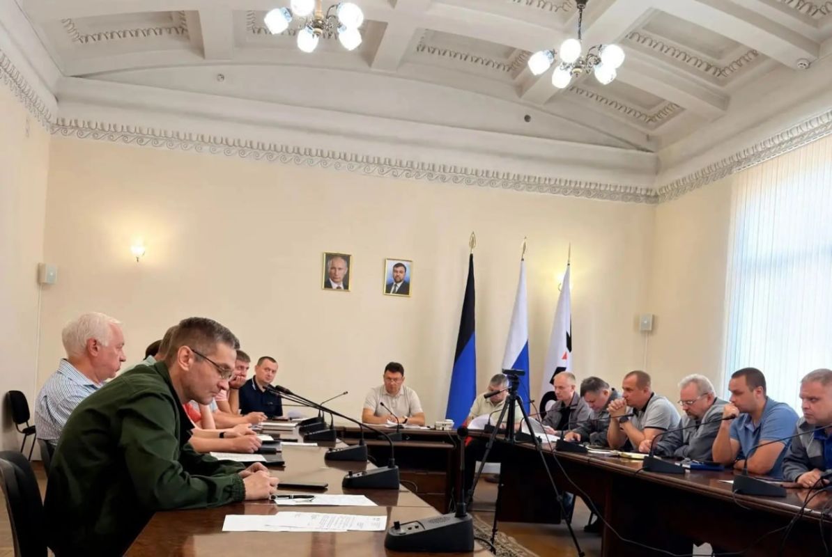 Сегодня, 3 сентября, в рамках поручения Главы ДНР Дениса Пушилина, депутат Макеевского городского совета Андрей Лаверченко провел встречу с трудовым коллективом филиала № 3 ММЗ ООО «Южный горно-металлургический комплекс...