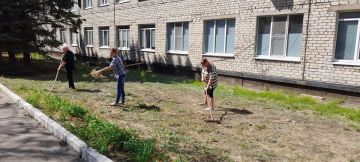 Сегодня, 4 августа, в Червоногвардейском районе прошла акция «Маленькие добрые дела», которая объединяет неравнодушных жителей и помогает делать наш район уютнее и комфортнее для всех