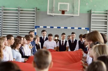 Макеевская молодежь развернула «ленту памяти» в честь освобождения Донбасса