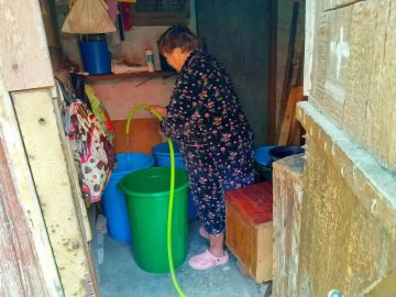 Сегодня, 7 сентября, в Кировском внутригородском районе при поддержке региона-шефа Московская область произведен подвоз воды в жилом массиве «Путь Ильича» для жителей улиц Кальмана, Тихая, Алексеева, Матросова