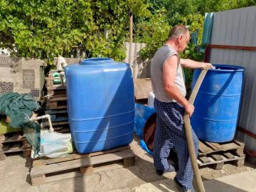В Кировском внутригородском районе при поддержке региона-шефа Московская область продолжается подвоз воды для жителей домов, в которые в установленный графиком день не поступила вода