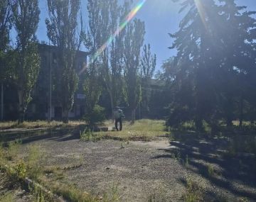 Сегодня, 9 сентября, сотрудники МБУДО «Спортивная школа № 2 города Макеевки» провели работы по наведению санитарного порядка возле здания Дворца культуры «Металлургов»