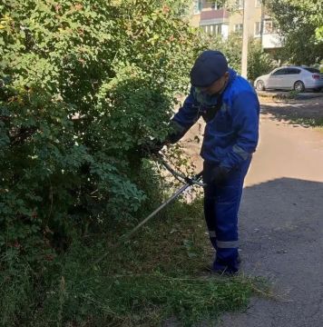 Сегодня, 9 сентября, с целью приведения территории в надлежащее санитарное состояние в Кировском внутригородском районе города Макеевки силами Макеевского филиала НКО «ЕДИНЫЙ РЕГИОНАЛЬНЫЙ ФОНД ПО УПРАВЛЕНИЮ МНОГОКВАРТИРНЫМИ...